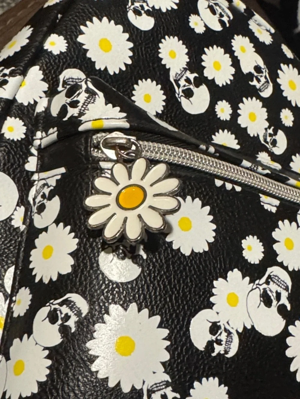 Hot topic  Daisy and Skull Print Black Backpack
